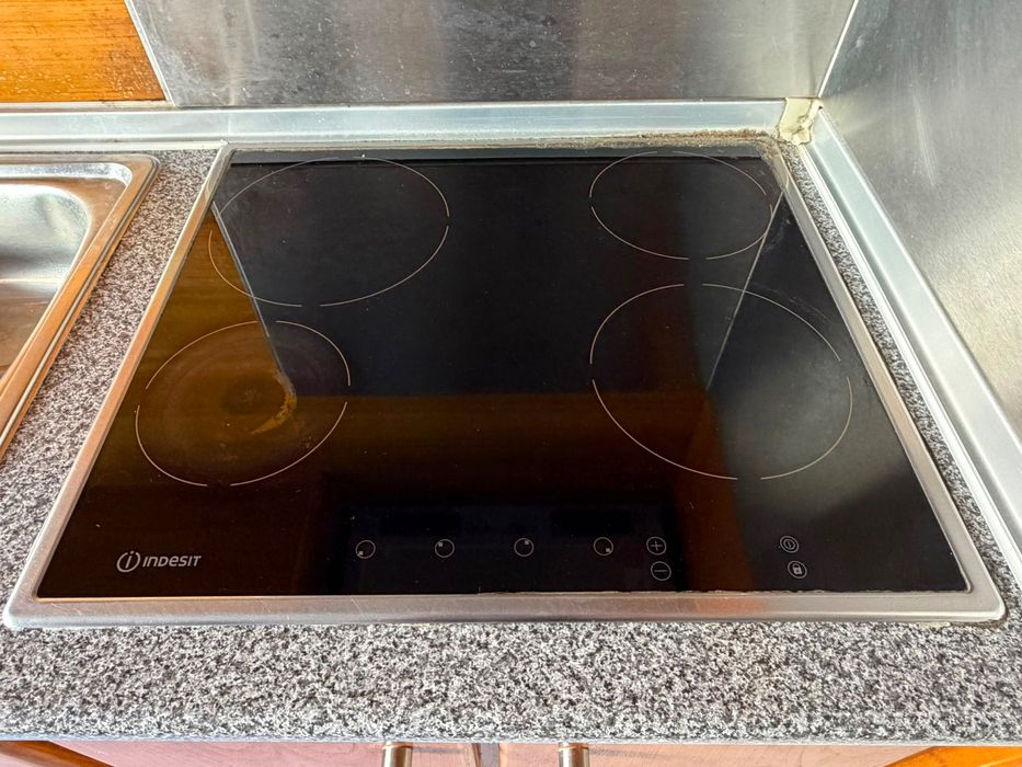 Placa vitrocerâmica Indesit 57x50cm — 4 zonas, comandos táteis, a funcionar