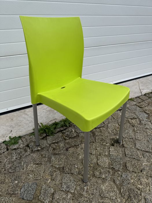 9 Cadeiras de plástico