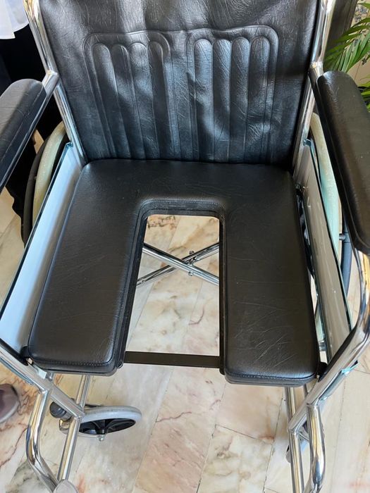 Cadeira clínica de rodas  nova