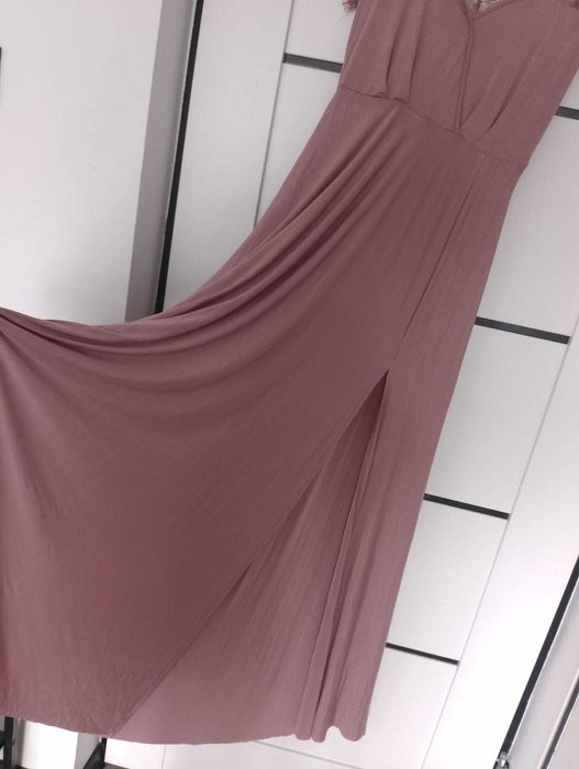 Długa maxi sukienka na wesele z rozcięciem i koronką brudny róż