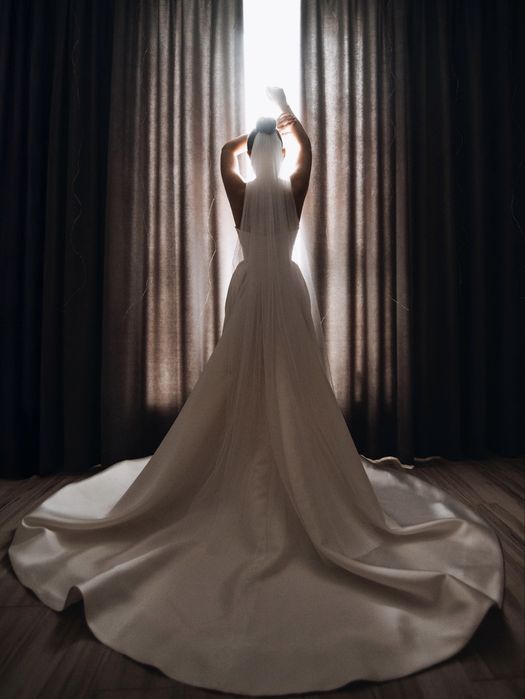 Весільня сукня arina galagan сатинова атласна айворі кремова з шлейфом