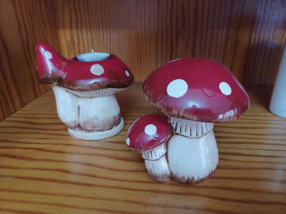 Dois cogumelos ornamentais com suporte para velas