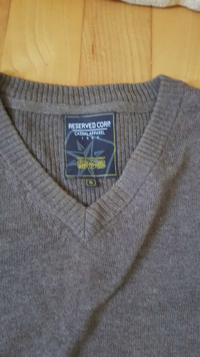 Sweter w serek Reserved