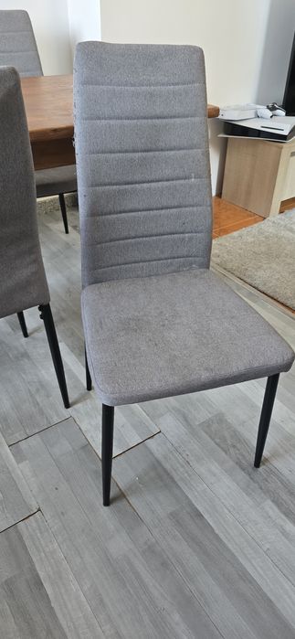 Mesa com 2 cadeiras usadas