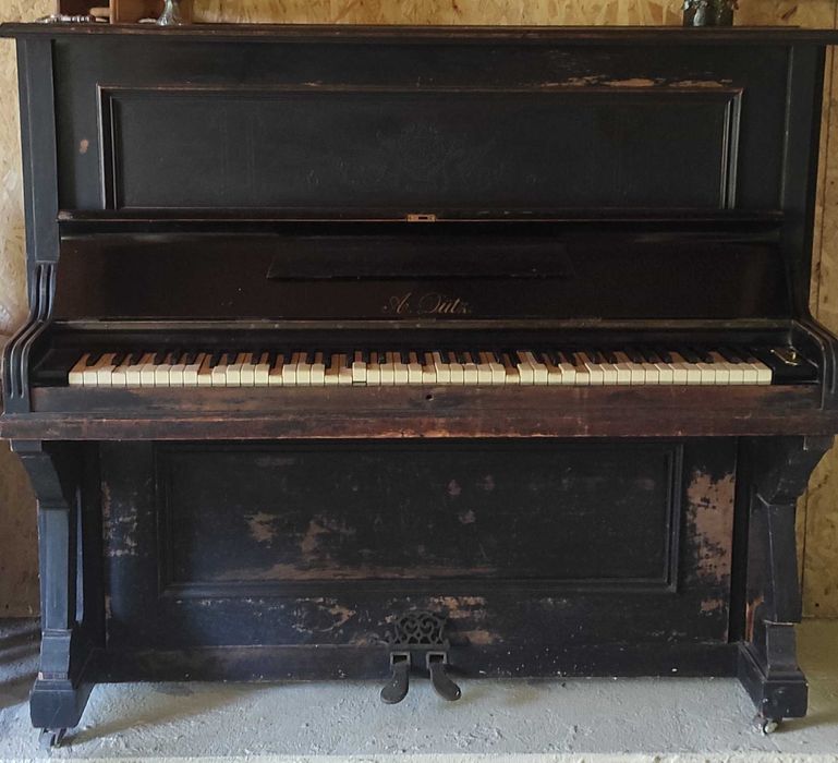 A.Dütz. Pianino niesprawne. Dekoracja