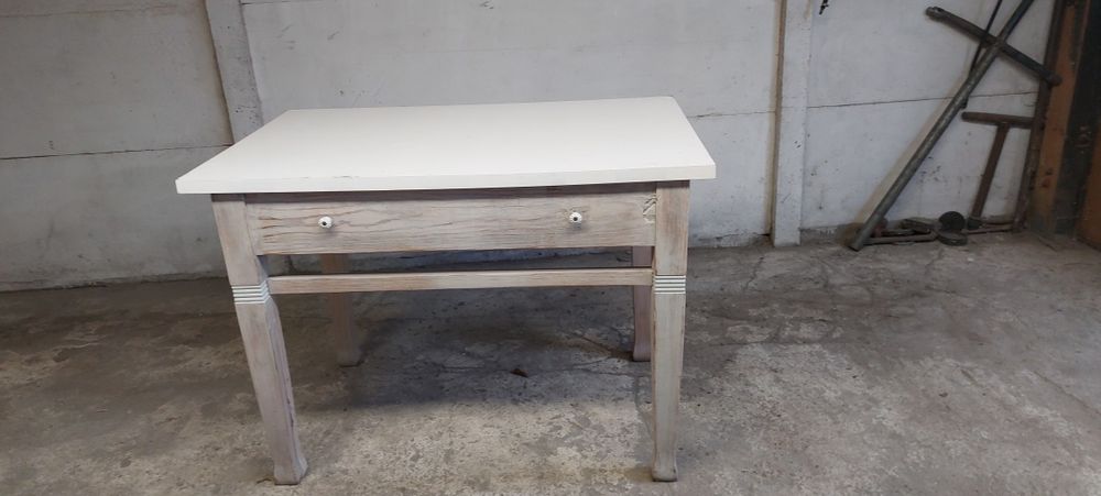 Stół kuchenny z szufladą na miski