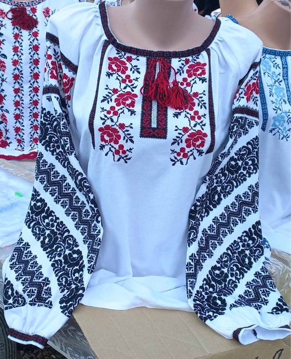 Вишитий одяг ручної роботи