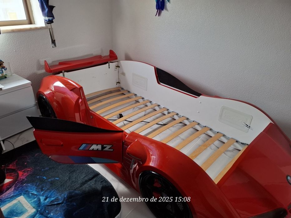 Cama robusta  BMW com leds