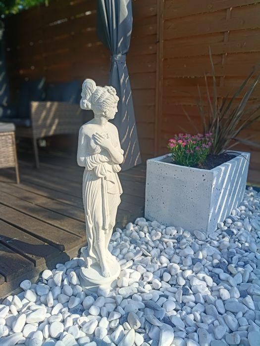 Figura ogrodowa z betonu kobieta