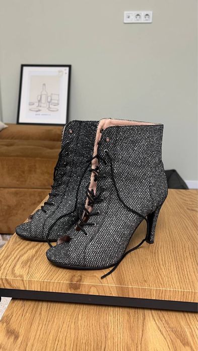 Неймовірно гарні туфлі для Hight Heels як нові