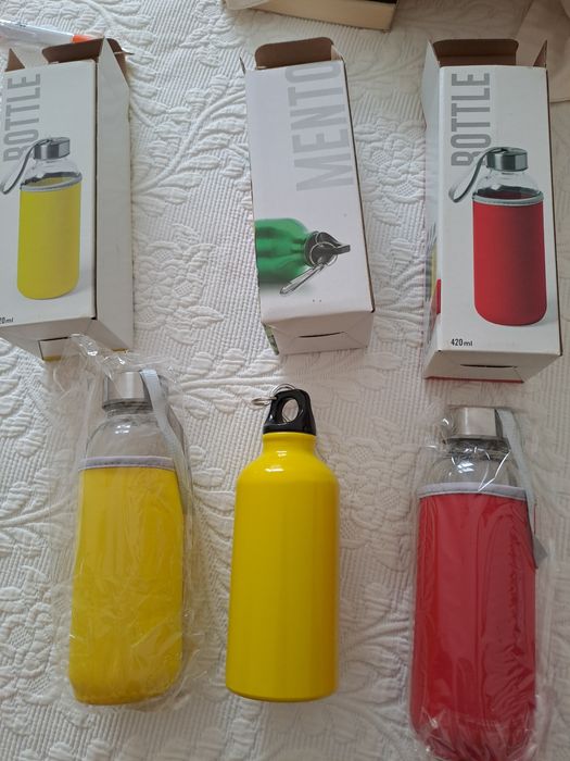 Conjunto de garrafas de água novas