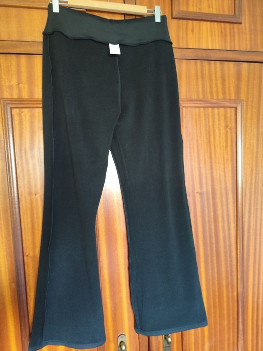 Legins pretas á boca de sino com pêlo