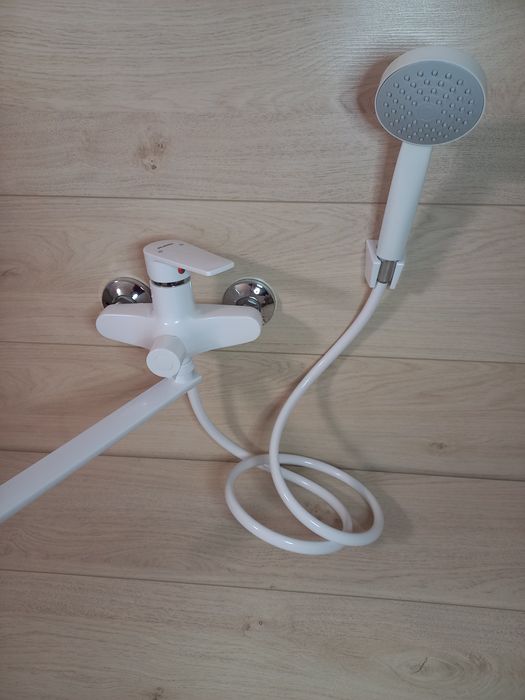 Смеситель/змішувач/кран для ванны с лейкой и шлангом для душа из пласт
