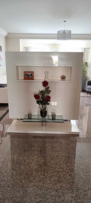 Móvel TV branco giratório e decorativo