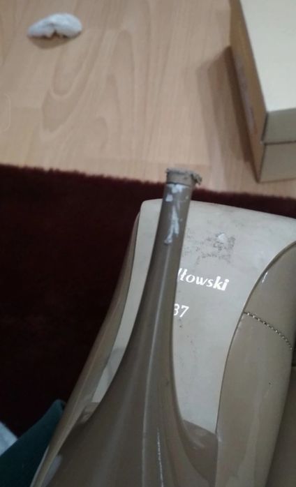 Buty na wąskim obcasie beżowe szydłowski