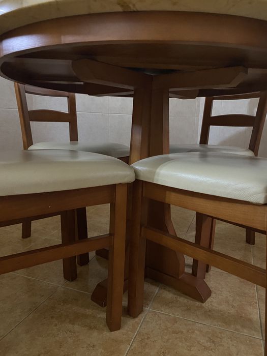 Mesa e 4 cadeiras (conjunto)