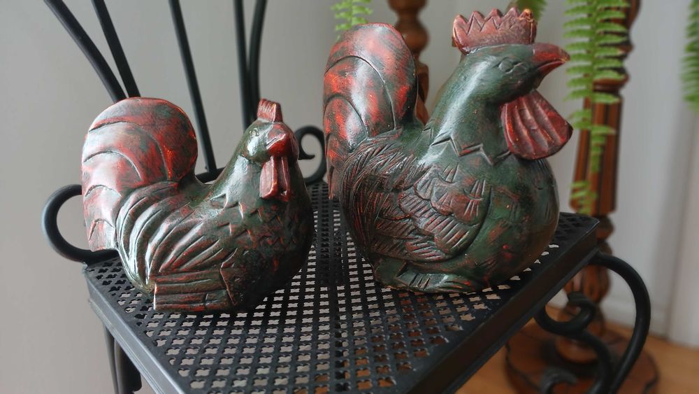 Ręcznie rzeźbiona w drewnie figura koguta.
