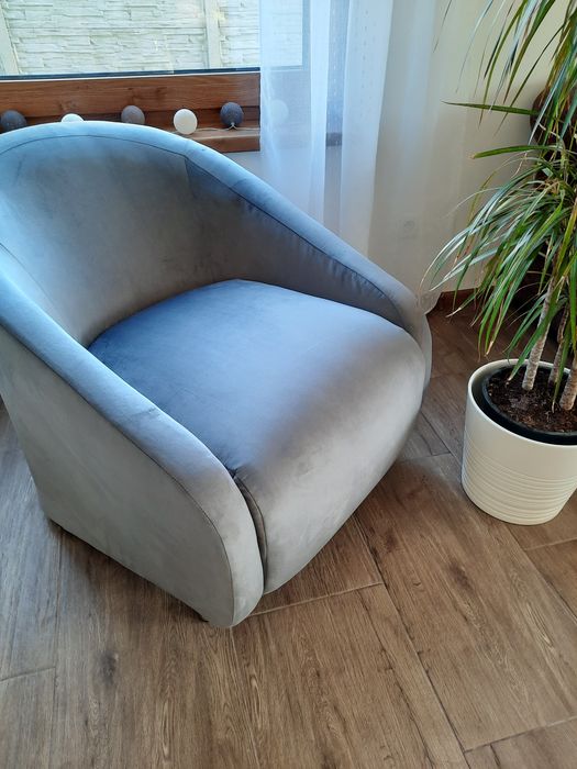 Wygodny i zgrabny fotel. Oryginalny design.
