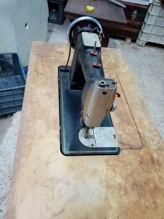 Máquina de costura OLIVA