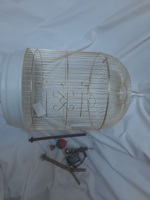 Клетка  среднего размера для птиц и попугаев