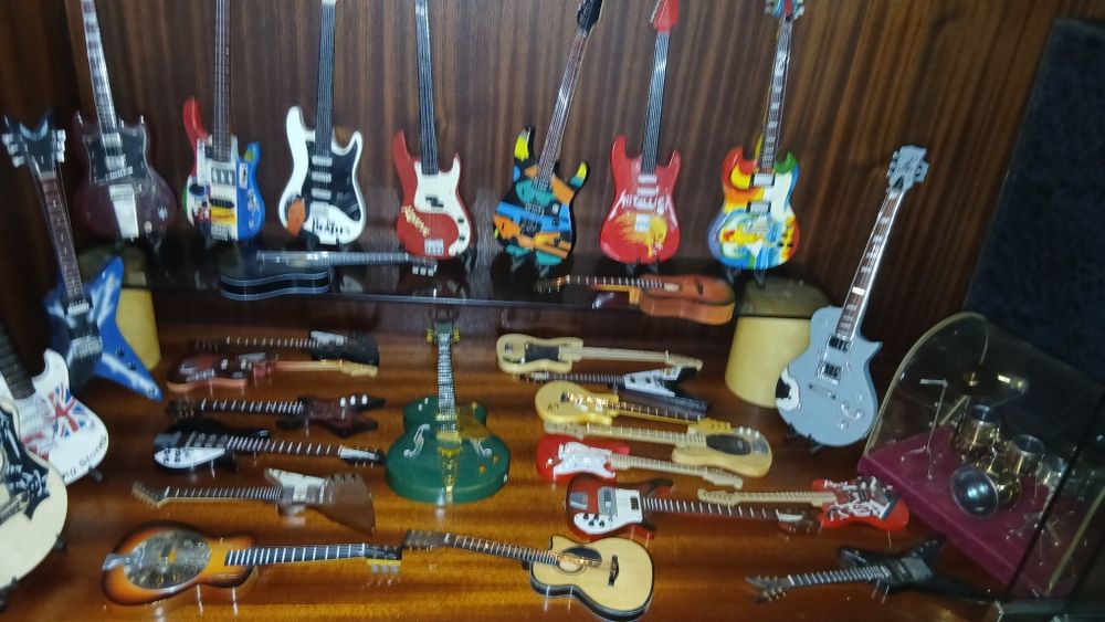 Colecao viola e guitarra novos por 225 € preco saldo