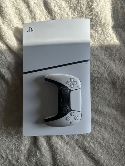 Sprzedam PlayStation 5 Slim w bardzo dobrym stanie (9/10). W zestawie: kontroler (pad) oraz 3 gry.