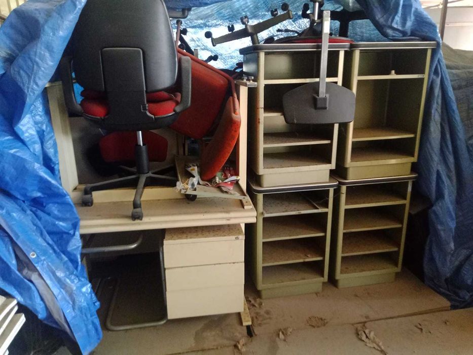 Cadeiras e secretarias para despachar