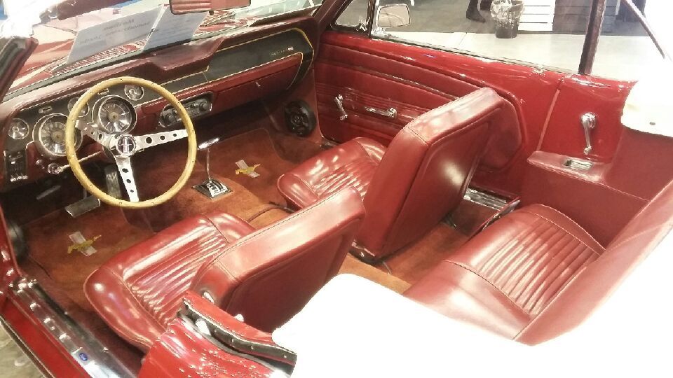 Młodzi samodzielnie Mustangiem-Camaro-Corvette-Merc
