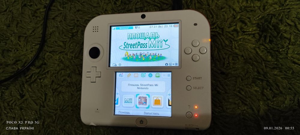 Портативна ігрова консоль Nintendo 2DS білого кольору.