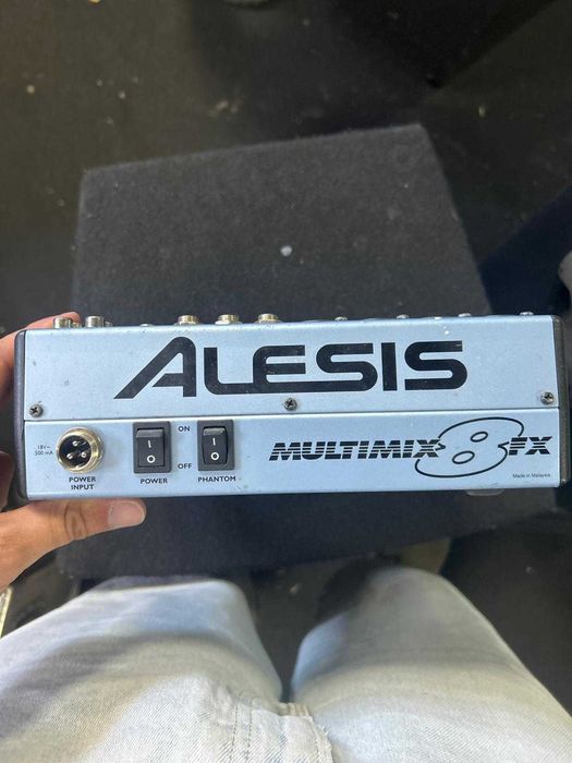 Mesa de Mistura Alesis MultiMix 8 FX com Efeitos - Usada