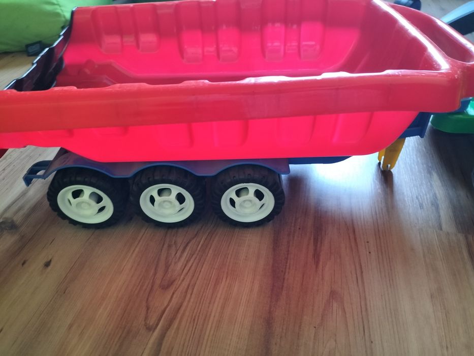Plastikowy traktor z przyczepą dla dziecka