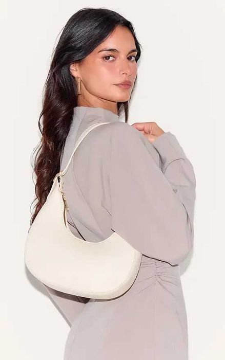 Сумка багет через плече свiтлого кольору вiд prettylittlething