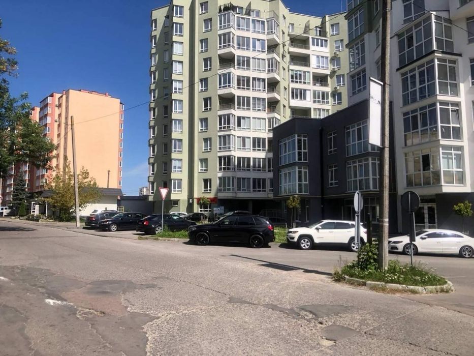 Оренда фасадного приміщення з євроремонтом — вул. Антонича 11, 95м2