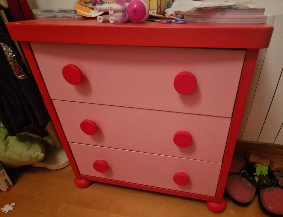 Vende-se quarto de criança Rosa IKEA, composto por 1 cama,  1 mesa de cabeceira, 1 cómoda e 1 roupeiro.