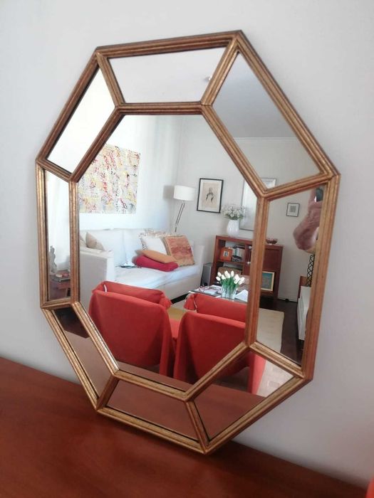 Espelho hexagonal dourado