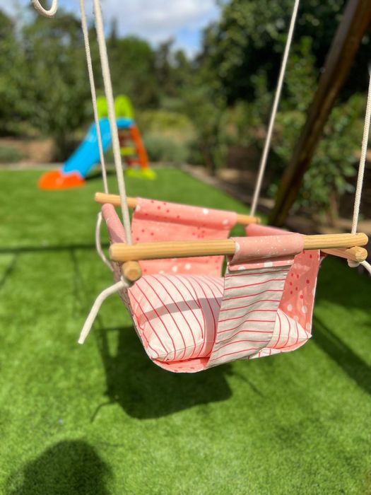 Baloiço para bebé em rosa e madeira natural