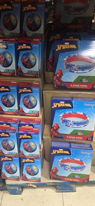 Várias piscinas de criança e brinquedos