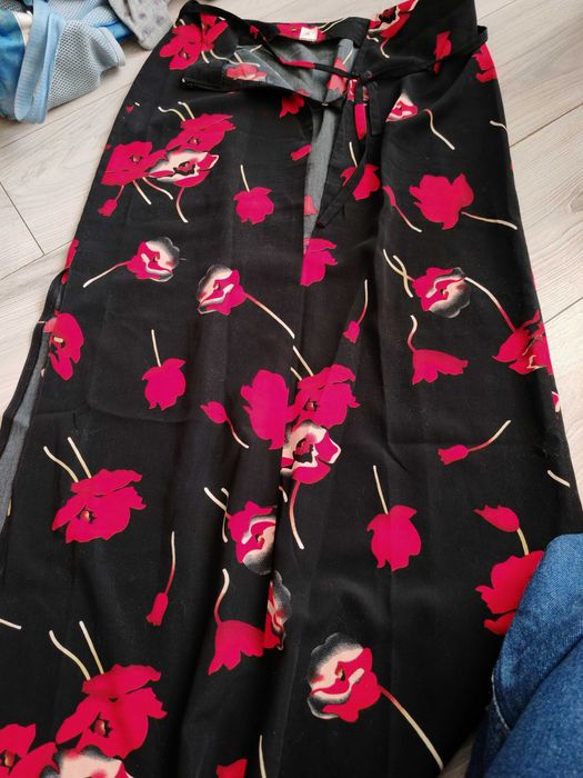 Czarna spódnica maxi w czerwone kwiaty