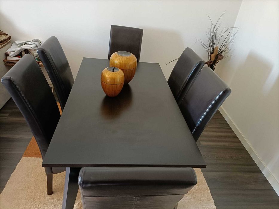 Mesa de Sala com seis cadeiras seminova!