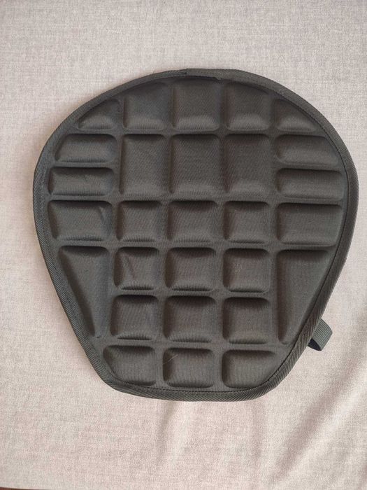 Рельєфна накладка на сидіння мотоцикла, мопеда