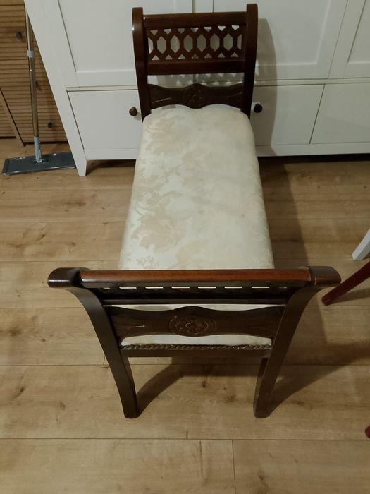 Stylowa ławeczka drewno ozdobne i nowoczesny stolik
