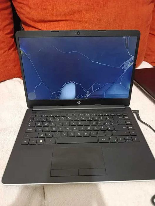 HP 14-CF3 com ecrã partido (i5-1035G1 - 8GB RAM)