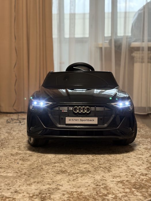 Електромобіль дитячий Audi е-tron Sportback чорний