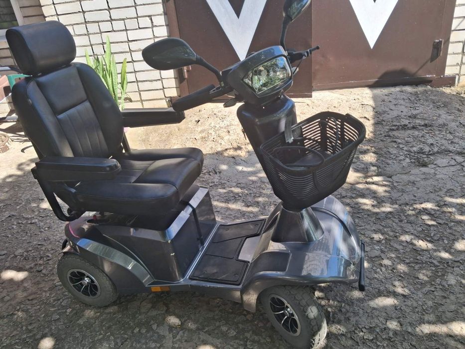 Чотирьох колісний електро скутер Sterling S700