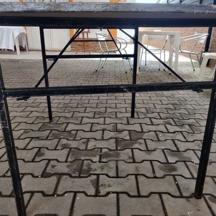 Round table with capacity for 10 people64740114860290122