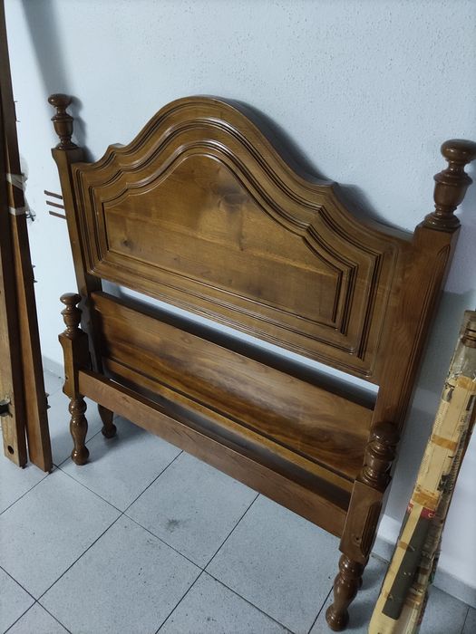 Cama individual de adulto em pinho mel