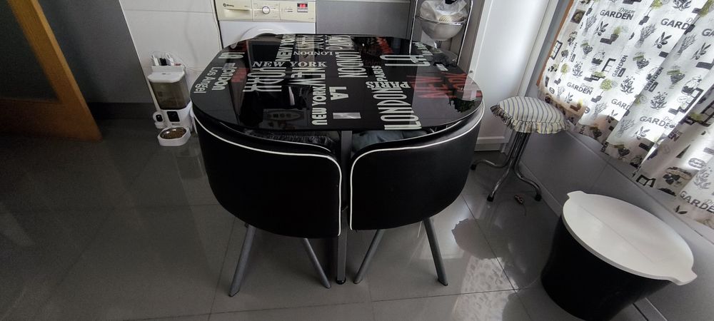 Mesa de vidro com 4 cadeiras em pele.