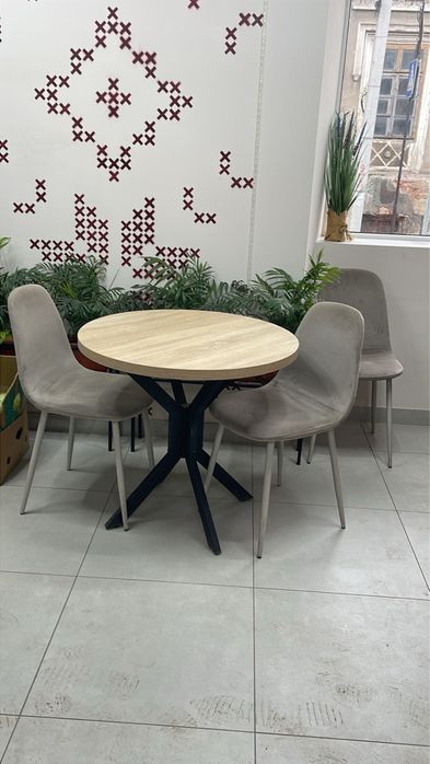 Продаються столи і крісла . Стіл 2500 грн крісло 1000 грн