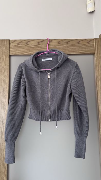 Вкорочений светр zara із капюшоном, у гарному стані, розмір с