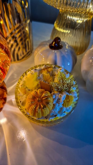 Jesienna pachnąca świeca sojowa z dynią i listkami